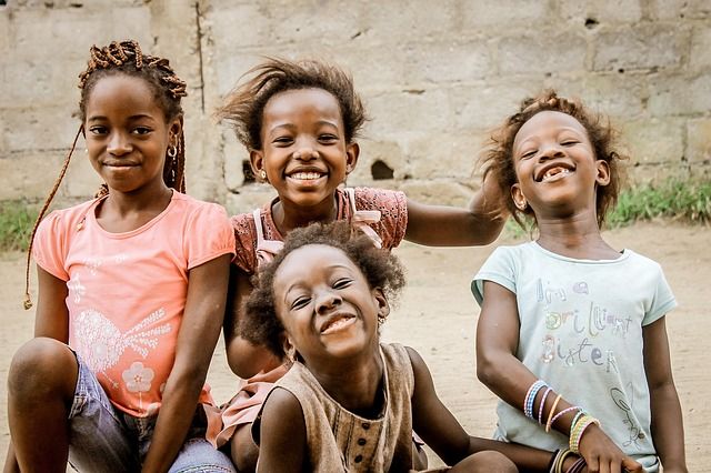 niños africanos felices