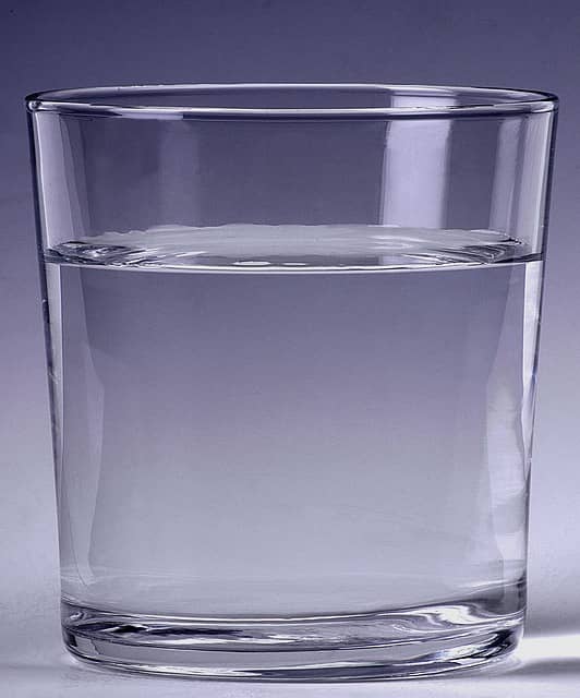 micro habito beber un vaso de agua al despertar